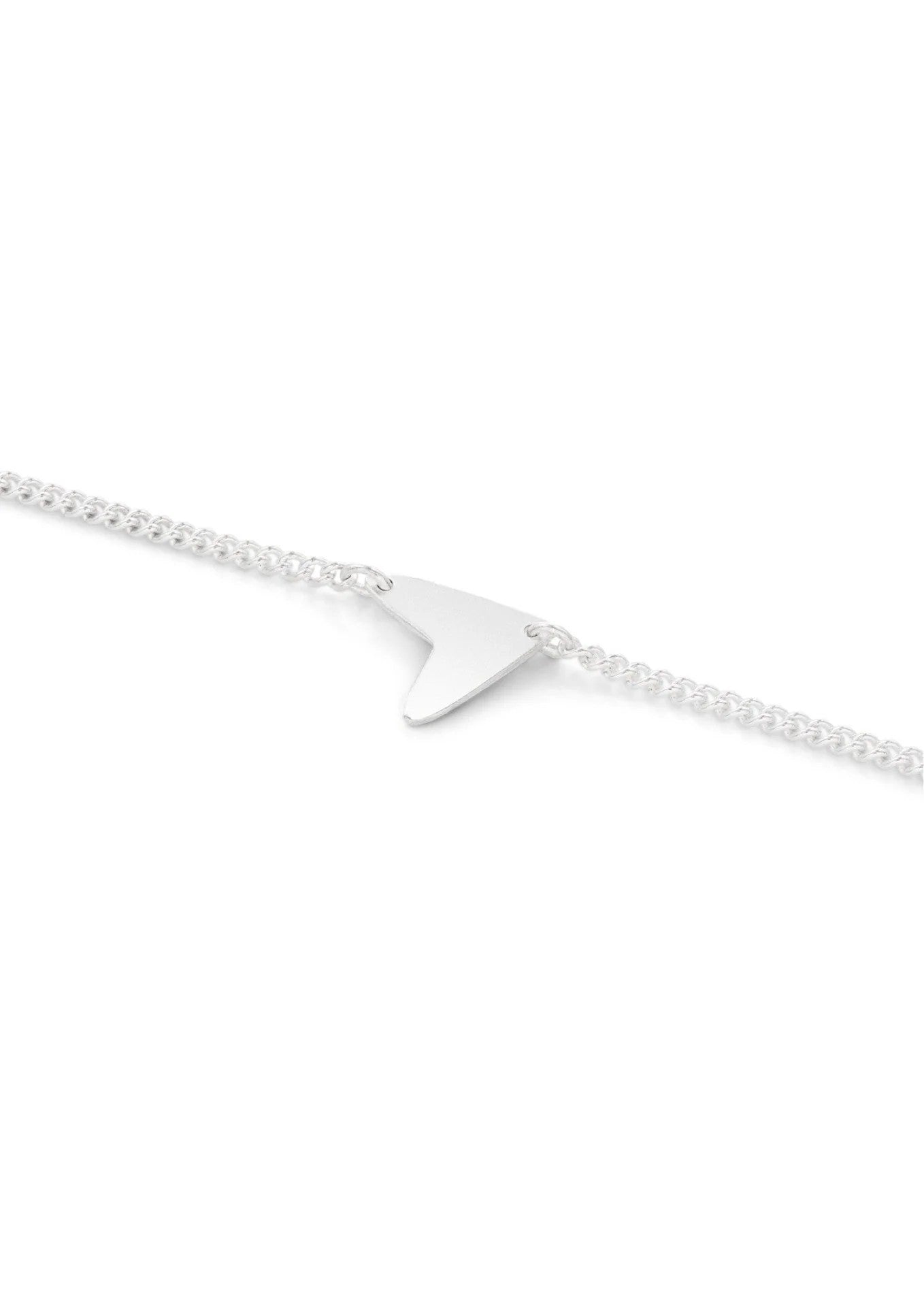 ett halsband med en symbol av ett hjärta